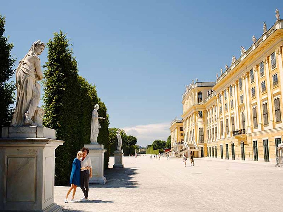 Spaziergang im Park vor dem Schloss Schönbrunn