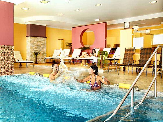 Hotelgäste im Sprudelbad im Indoor Pool im Revita Hotel Kocher, St. Agatha