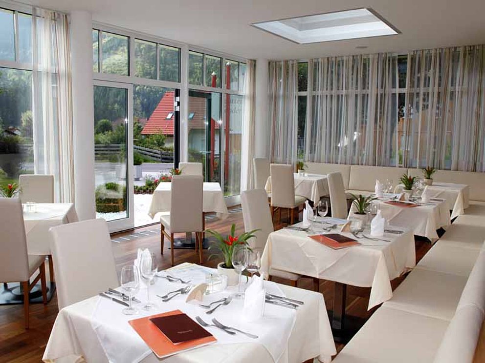 schön gedeckte Tische im hellen Restaurant im Relax- und Wanderhotel Poppengut, Hinterstoder