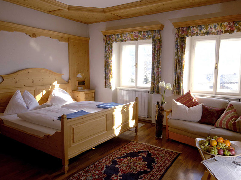 Zimmer im Landhausstil mit Doppelbett