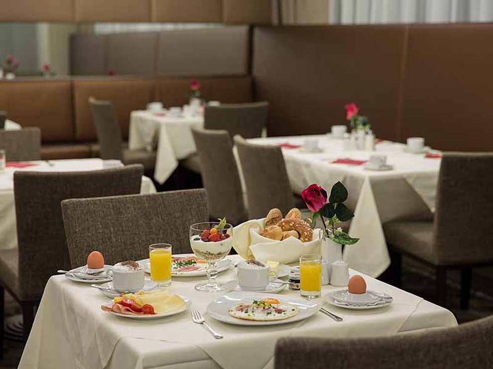 gedeckter Frühstückstisch im Hotel Schillerpark in Linz