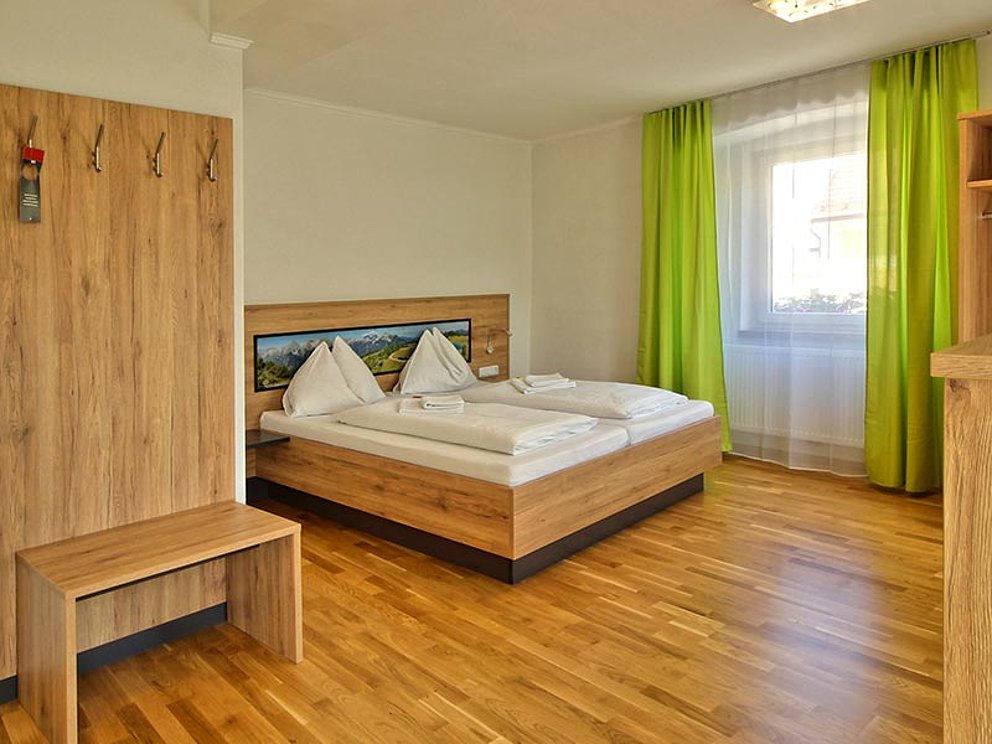 Ein Blick auf die modern renovierten Vollholz Zimmer im Hotel "Das Rössl".