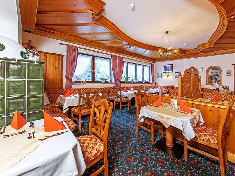 Gaststube mit Kachelofen im Alpenhotel Dachstein