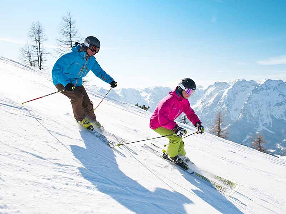 Zwei Skifahrer auf der Abfahrt im Skigebiet Hinterstoder-Wurzeralm