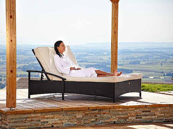 Dame beim Relaxen auf der Terrasse mit Panoramablick im Revita Hotel Kocher, St. Agatha