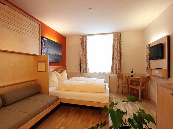 Familienzimmer mit Ausziehcouch im Hotel JUFA in Schladming