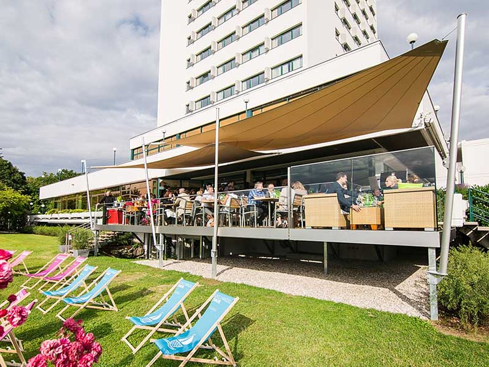 Blick von Donaulände auf das Hotel Arcotel Nike in Linz mit Donauterrasse