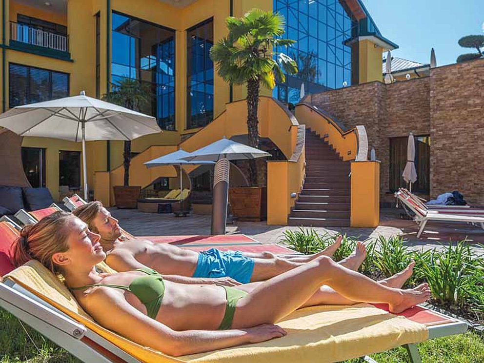 Sonnenbaden auf den Liegen im Außenbereich beim Hotel Paradiso in Bad Schallerbach