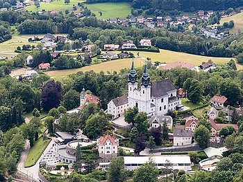 Luftaufnahme vom Pöstlingberg mit der Kirche und dem Restaurant Pöstlingbergschlössl