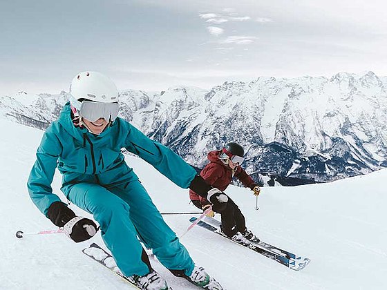 zwei Skifahrer unterwegs im Skigebiet Hinterstoder und Wurzeralm