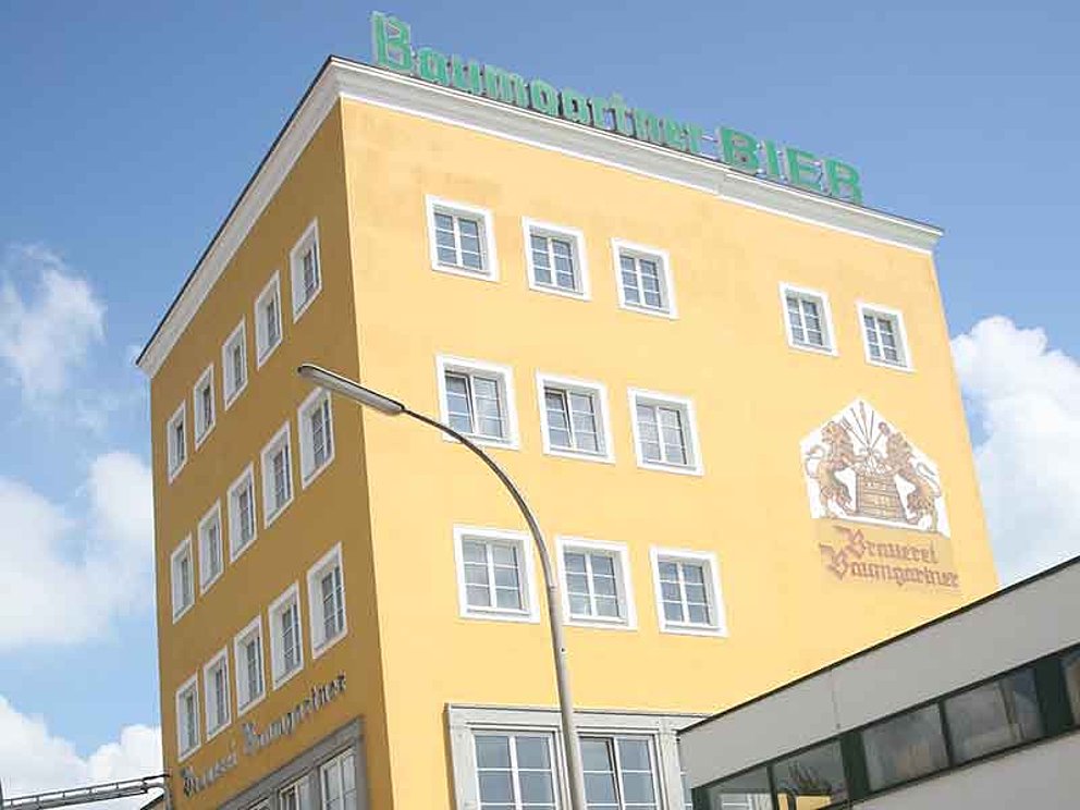 Blick auf das gelbe Brauerei Baumgartner in Schärding