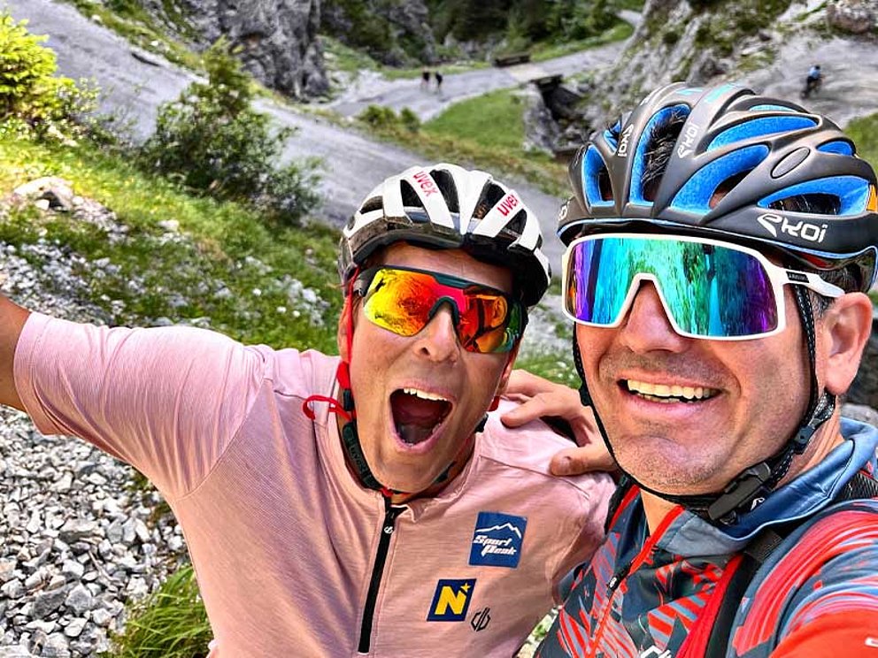 Selfie von Michaela Dorfmeister und ihrer männlichen Begleitung, beide mit Radhelm und Sportbrille