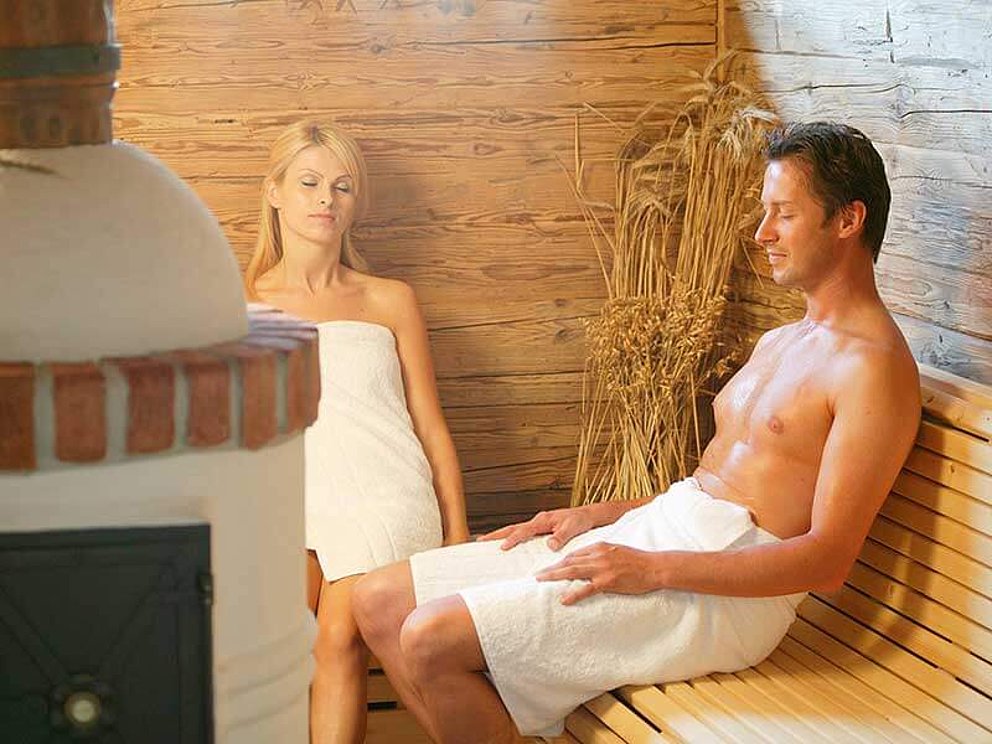 Paar in der Saunaoase im Hotel Lebensquell Bad Zell