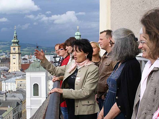 Reisegruppe und Stadtführerin in Linz