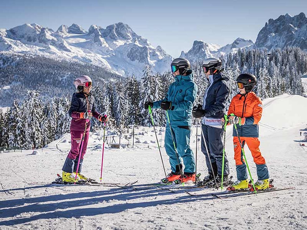 4 Skifahrer auf der Piste