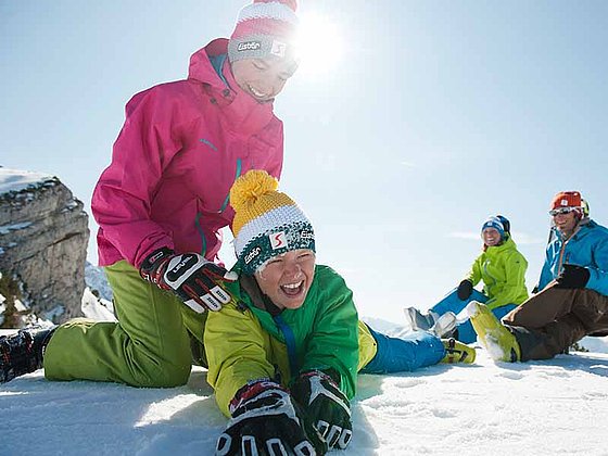 Spaß im Schnee mit der 4-köpfigen Familie im Skigebiet Hinterstoder-Wurzeralm