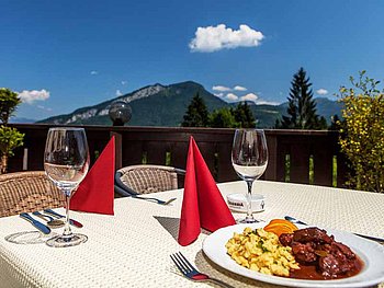 gemütlich speisen im Alpenhotel Dachstein und den Panoramablick genießen