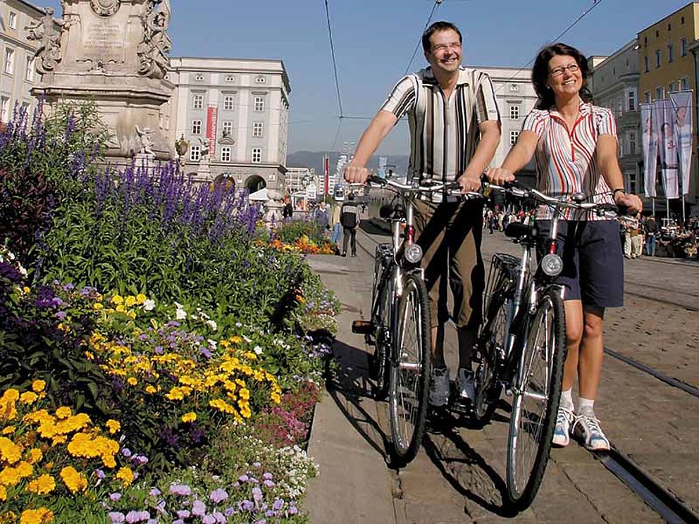Zwei Radfahrer in Linz am Hauptplatz
