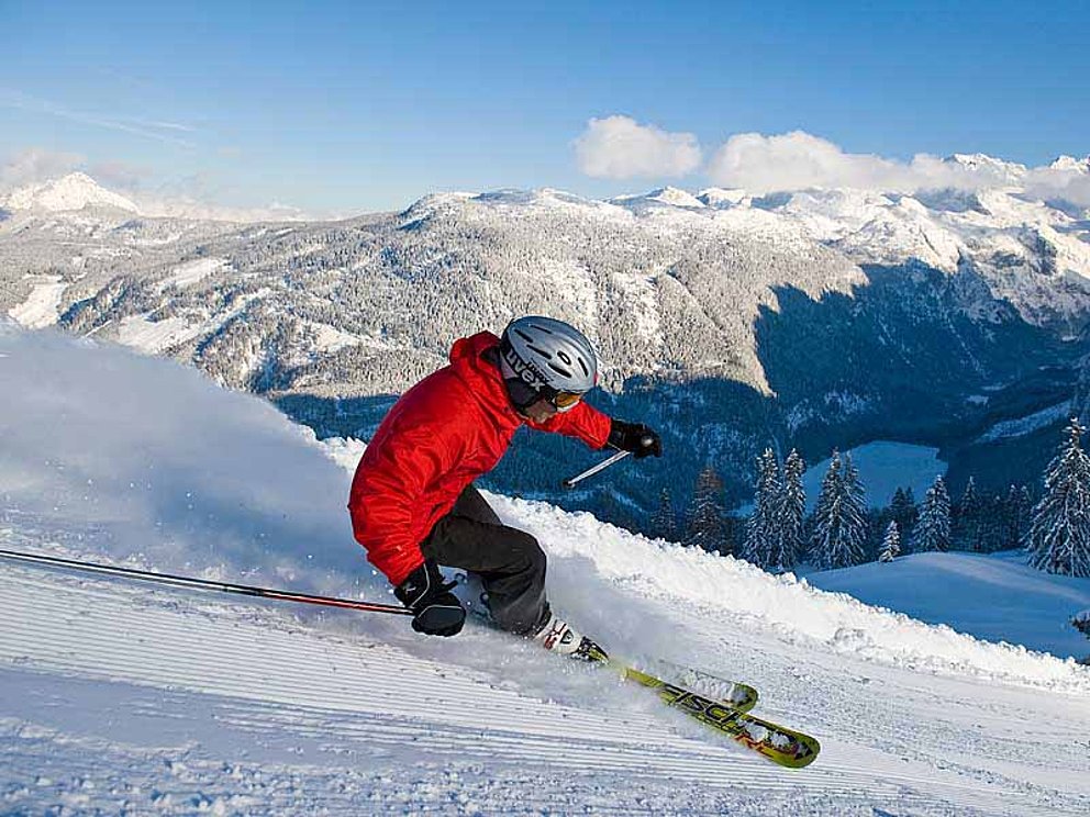 schneller Skifahrer bei tollem Wetter in der Skiregion Dachstein West