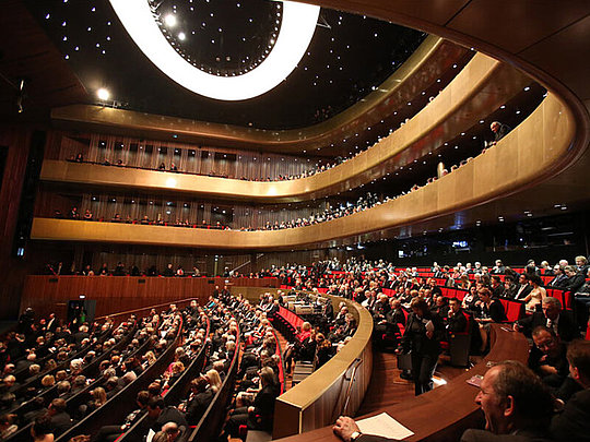 Saal voller Besucher im Musiktheater Linz