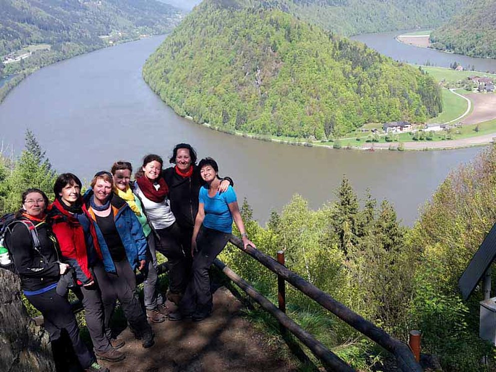 Eine Gruppe Wandersfrauen mit der Schlögener Donauschlinge im Hintergrund