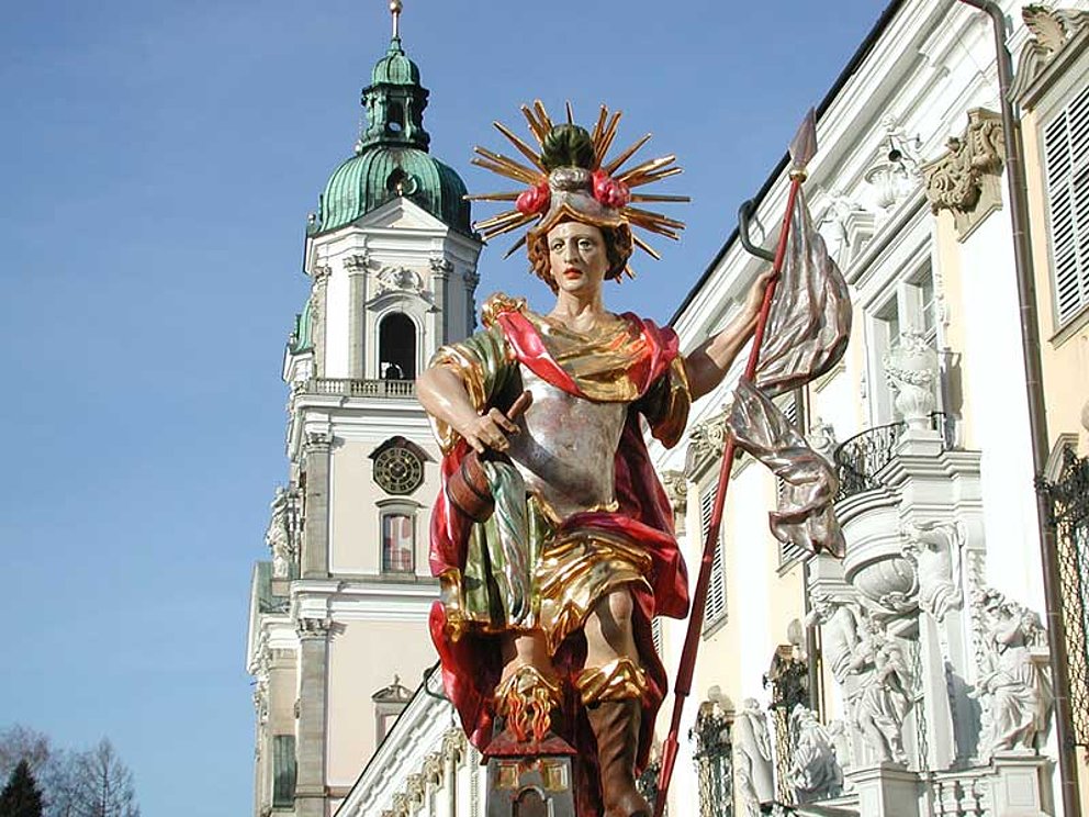 Statue vom hl. Florian vor Westfassade