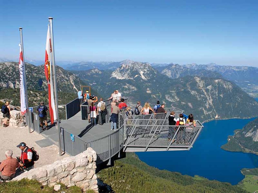 Menschen auf der Aussichtsplattform 5-fingers auf 2.100 luftigen Metern Höhe 