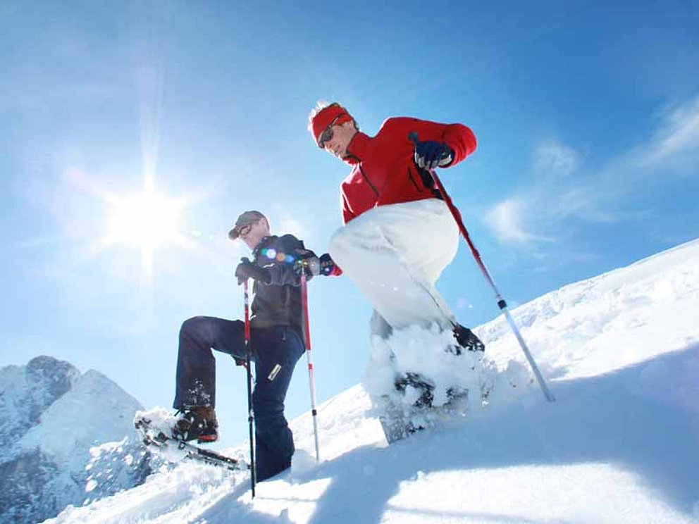 Schneeschuhwanderer in der Skiregion Dachstein West in Oberösterreich