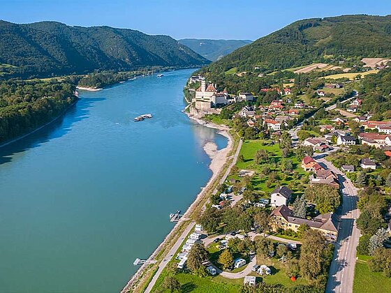 Luftaufnahme der Donau und dem Ort Schönbühel in der Wachau