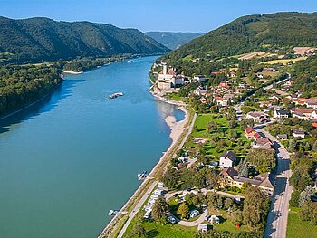 Luftaufnahme der Donau und dem Ort Schönbühel in der Wachau
