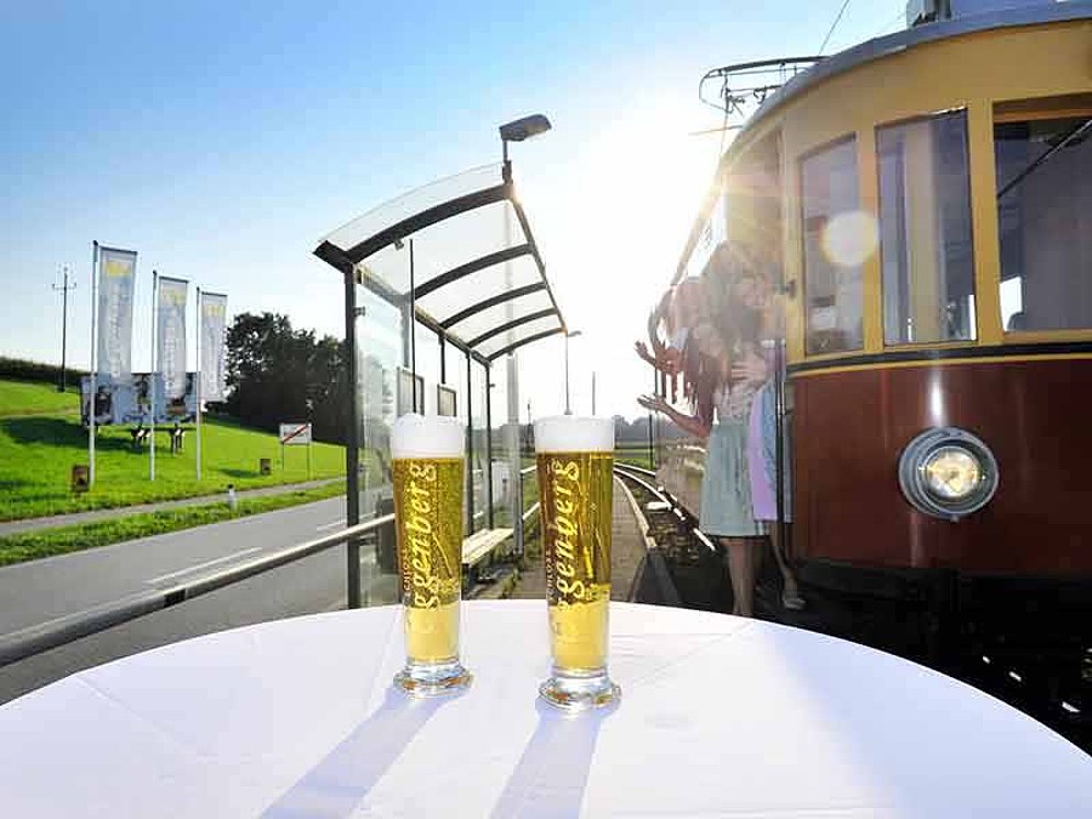 Gruppe bei Haltestelle von Traunseebahn mit Bierempfang