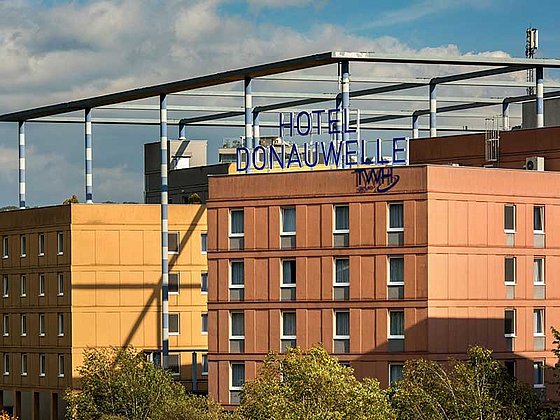Hotelaußenansicht mit Schriftzug Hotel Donauwelle