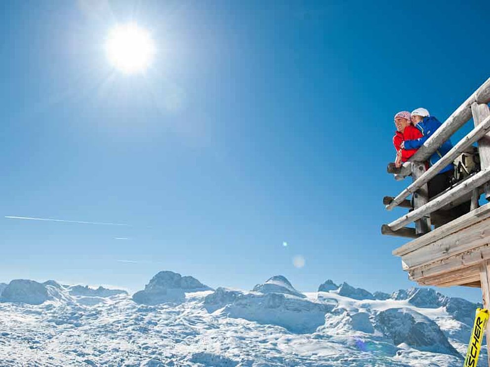 Menschen auf Aussichtsplattform bei strahlendem Winterwetter