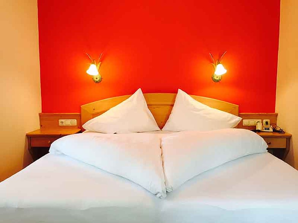 Doppelbett im Klassik-Zimmer im Hotel Försterhof am Wolfgangsee