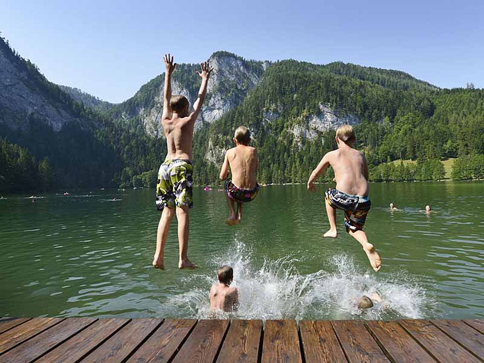 Badespaß mit den Kindern am Gleinkersee in der Urlaubsregion Pyhrn-Priel