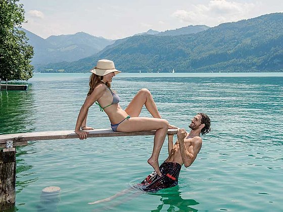 junges Paar beim Baden am Wolfgangsee