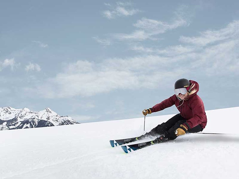 Skipiste mit Skifahrer im Skigebiet Hinterstoder und Wurzeralm