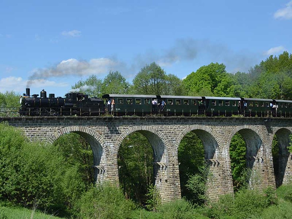 Dampflokomotive-Waldviertelbahn unterwegs über Brücke in Niederösterreich