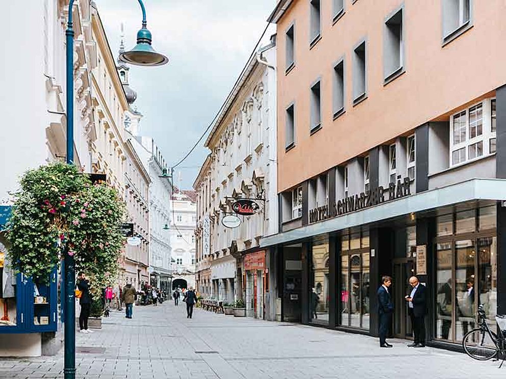 Außenansicht Hotel Schwarzer Bär mit Fußgängerzone in Linz