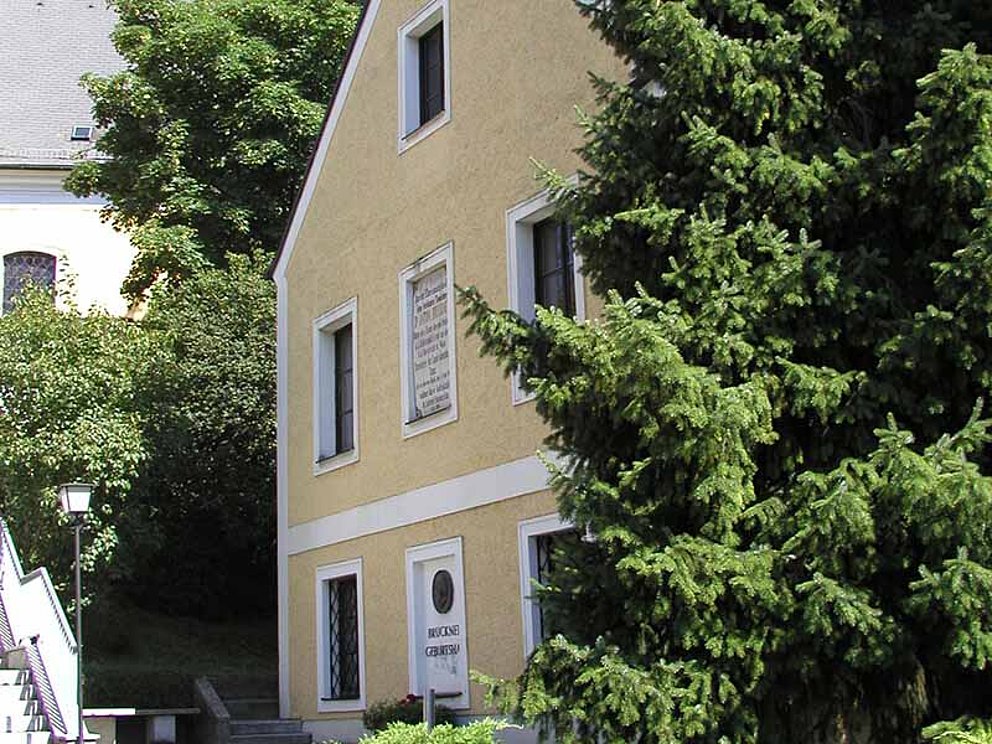 Blick auf gelbes Anton Bruckner Geburtshaus