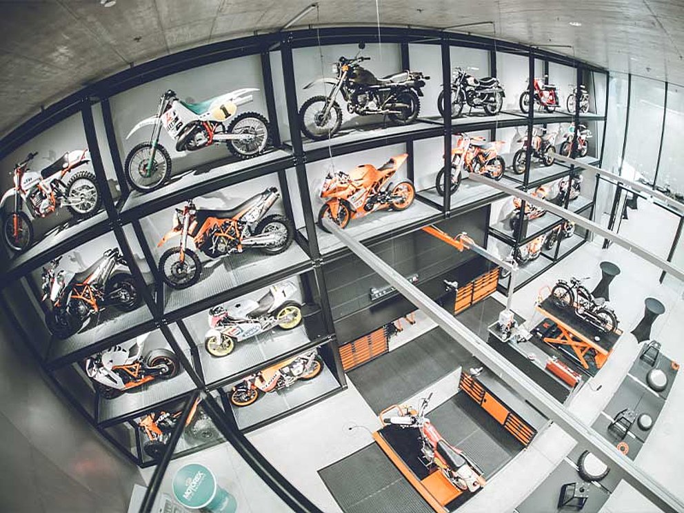 Motorräder von KTM in einem Schaufenster über die ganze Wand