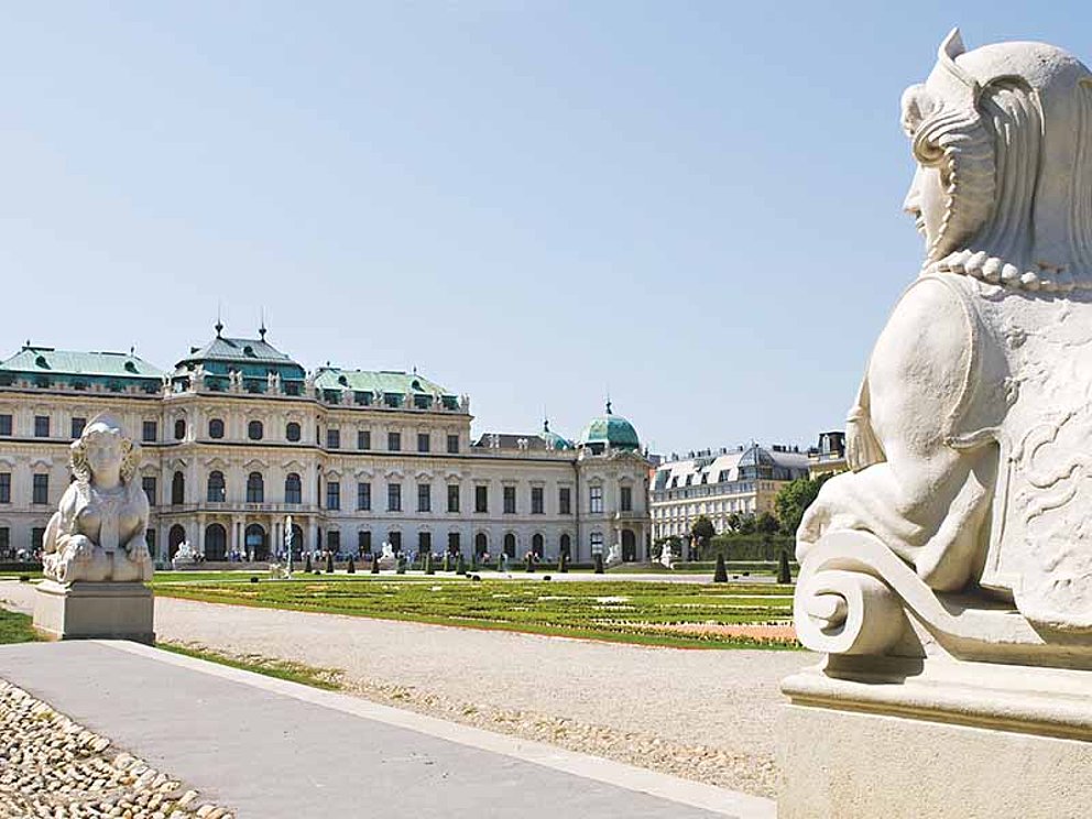 Schloss Belvedere mit Steinskulpturen