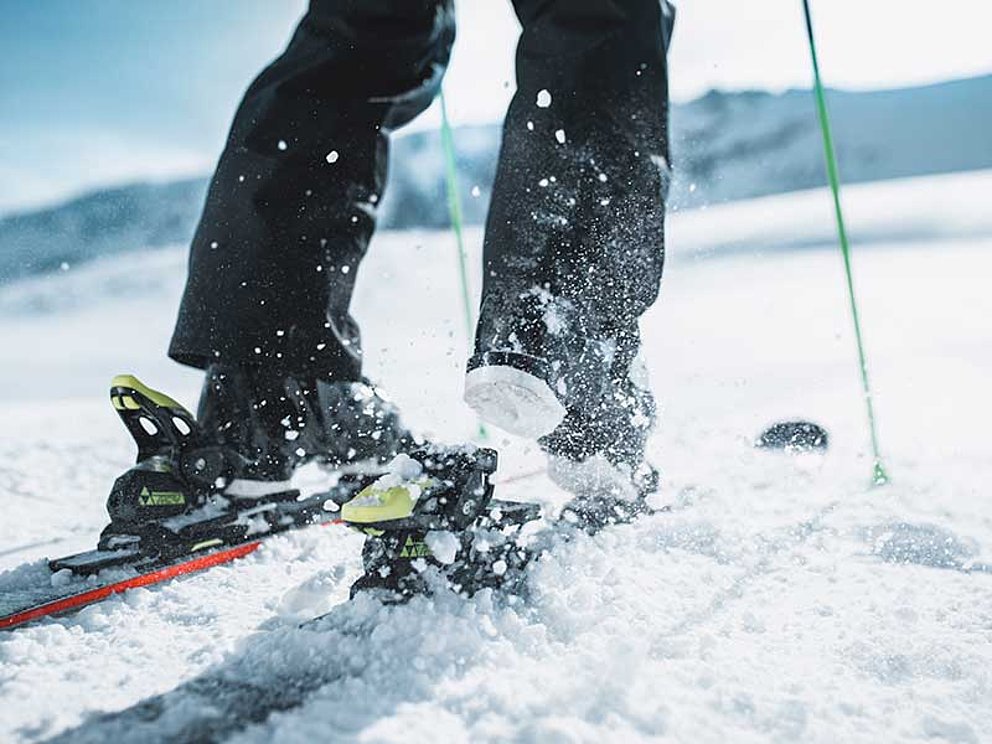 Skibindung im Schnee im Skigebiet Hinterstoder und Wurzeralm