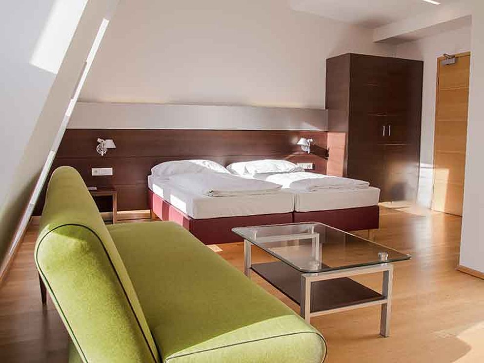 Zimmer mit Doppelbett und Coach im Hotel Schwarzer Bär in Linz