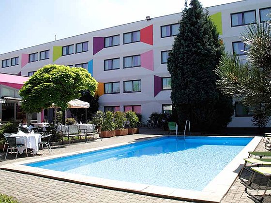 Pool im Garten von Hotel Ibis Styles in Linz