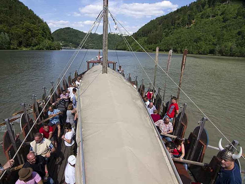 Blick auf das Wikingerschiff unterwegs auf der Donau im Oberen Donautal