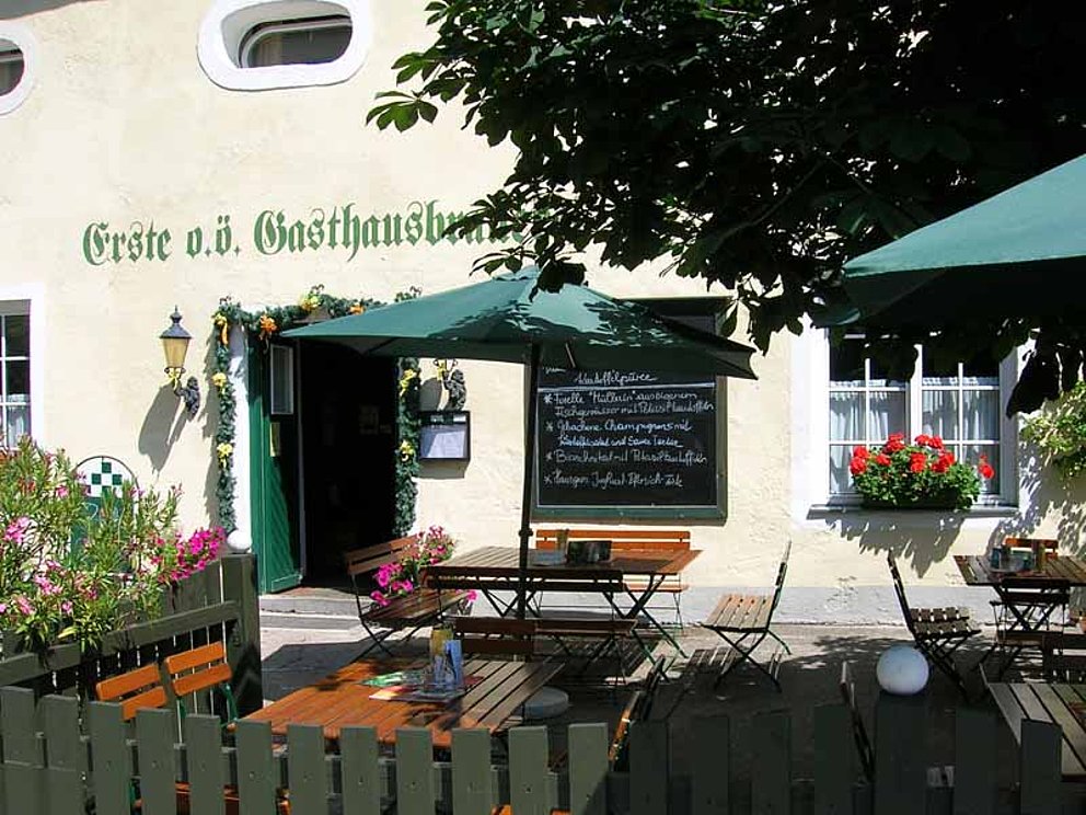 Gastgarten mit Schirmen in der Brauerei Weinberg in Kefermarkt
