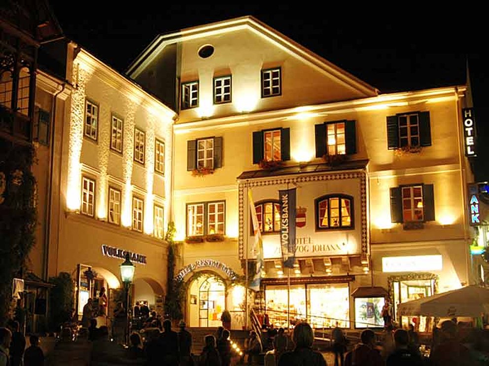 Hotelaußenansicht - beleuchteter Erzherzog Johann in Bad Aussee bei Nacht
