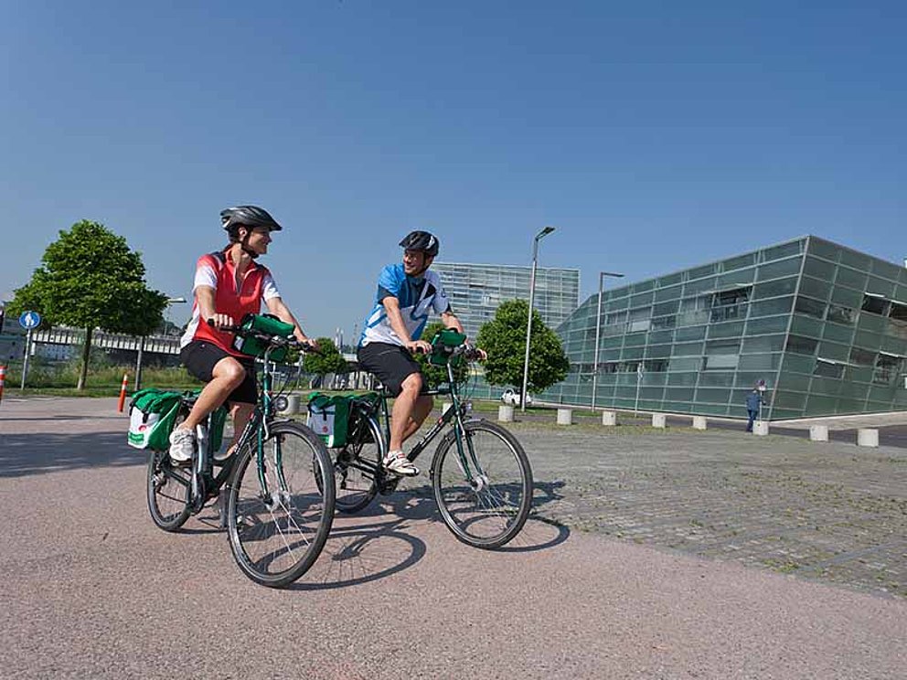 Zwei Radfahrer unterwegs in Linz am Donauradweg