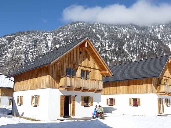 Ferienhaus im Salzkammergut mit verschneiter Bergwelt